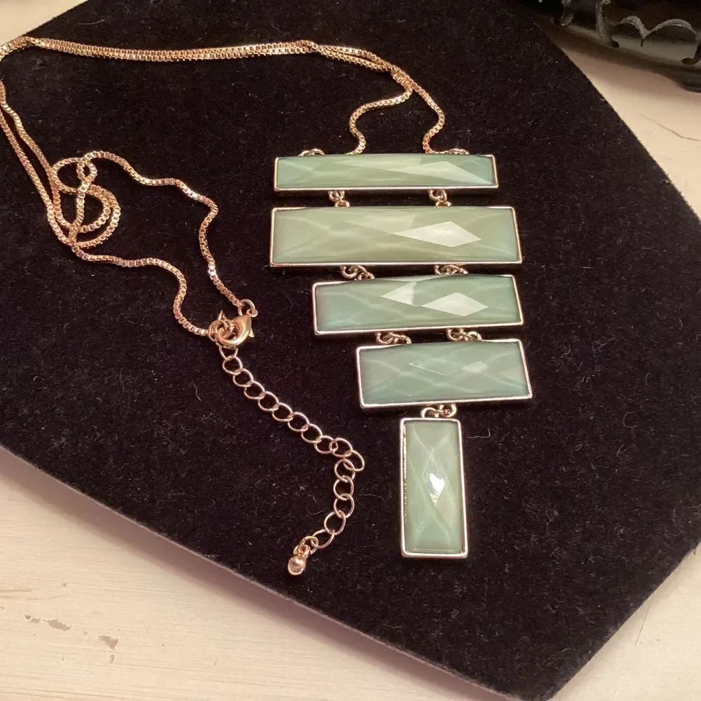 NWOT. Goldtone Adjustable 5 Rectangle Faceted Necklace